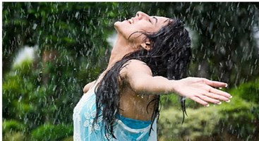 BENEFITS OF RAIN BATH : बरसात में नहाने से हेल्थ को होते है कई तरह के फायदे, बालों को हेल्थी रखने के साथ साथ तनाव को करता है दूर 