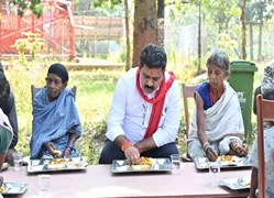 नक्सली हिड़मा और देवा की मां से उपमुख्यमंत्री विजय शर्मा ने की मुलाकात, बेटों को लेकर दोनों माताओं ने की भावुक अपील