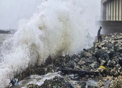 Cyclone Ditwah: चक्रवाती तूफान दितवाह का कहर: श्रीलंका में 123 लोगों की मौत , 300 भारतीय यात्री फंसे