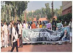 संसद का शीतकालीन सत्र: प्रदूषण पर विपक्ष का हंगामा, गैस मास्क पहनकर किया प्रदर्शन