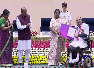 राष्ट्रीय सम्मान से सम्मानित हुए कुरुद के बसंत साहू: राष्ट्रपति मुर्मू ने दिया ‘सर्वश्रेष्ठ दिव्यांगजन कलाकार’ पुरस्कार