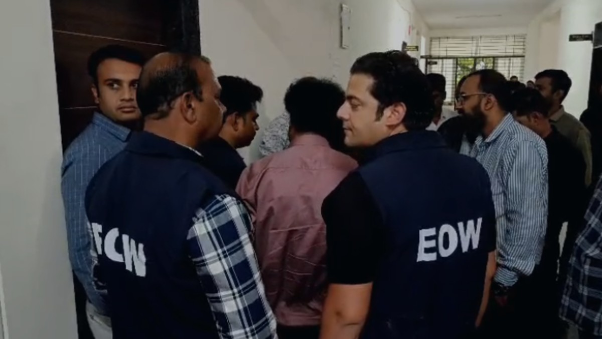 SIDHI NEWS : EOW ने शासकीय शिक्षक के 3 ठिकानों पर मारा छापा, दस्तावेजों की जांच जारी, 4.36 करोड़ की संपत्ति मिली