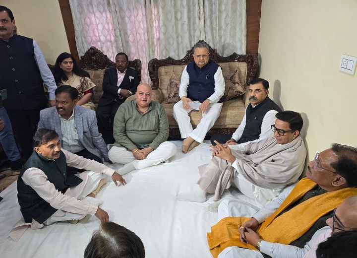 ग्वालियर में डॉ. हिमांशु द्विवेदी के आवास पर सीएम साय, डॉ.रमन सिंह सहित अन्य नेताओं ने दिवंगत पिता पं. कीर्ति नारायण जी को दी श्रद्धांजलि