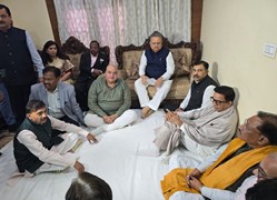 ग्वालियर में डॉ. हिमांशु द्विवेदी के आवास पर सीएम साय, डॉ.रमन सिंह सहित अन्य नेताओं ने दिवंगत पिता पं. कीर्ति नारायण जी को दी श्रद्धांजलि