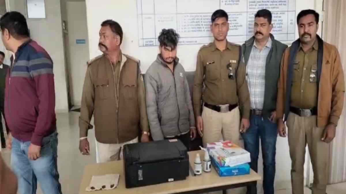 NEEMUCH NEWS : नकली नोट छापने वाला शातिर चढ़ा पुलिस के हथ्ते, 17 लाख रुपए के साथ कागज, स्याही और प्रिंटर किया जब्त 