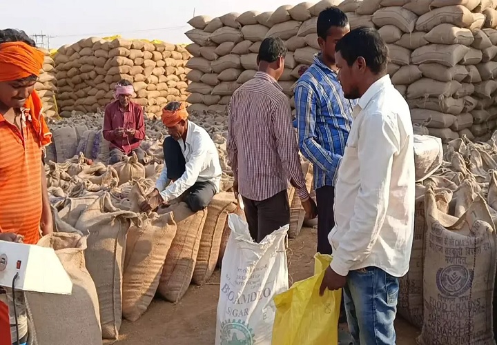 टेक्निकल गड़बड़ियों से लड़खड़ाई धान खरीदी: टोकन पाने की जद्दोजहद में किसान, सिस्टम बार-बार फेल