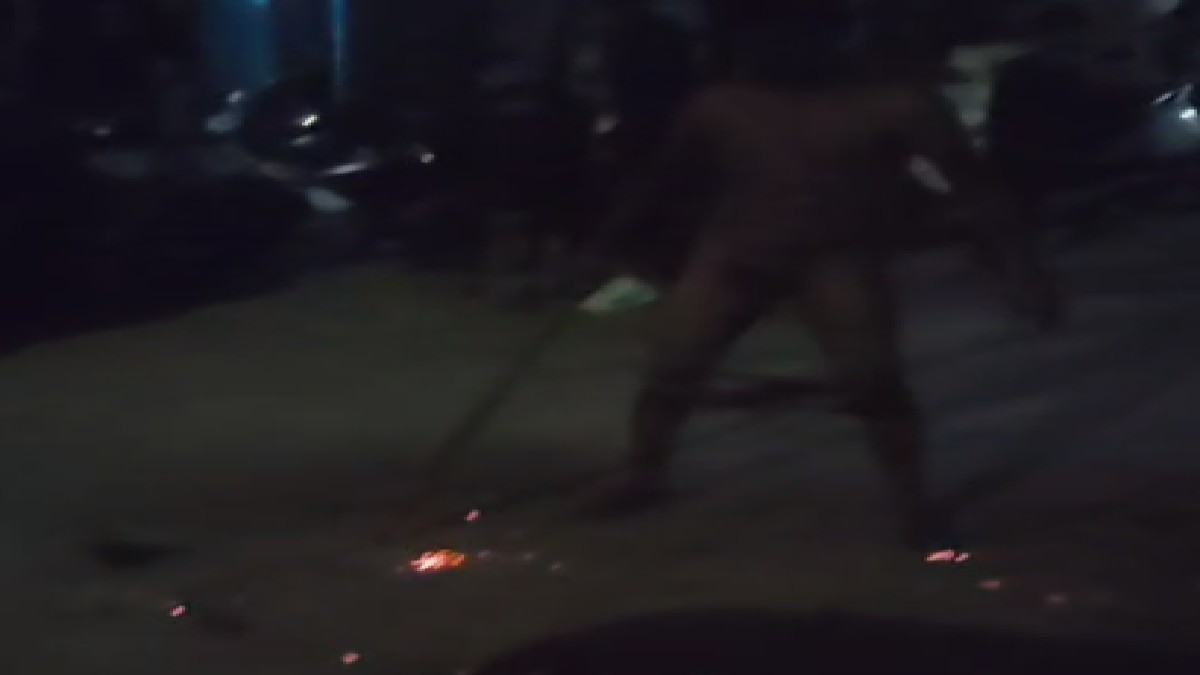 GWALIOR NEWS : आग ताप रही महिलाओं के सामने युवक ने उतारे कपड़े, किया अभद्र इशारे, फिर ..... वीडियो वायरल 