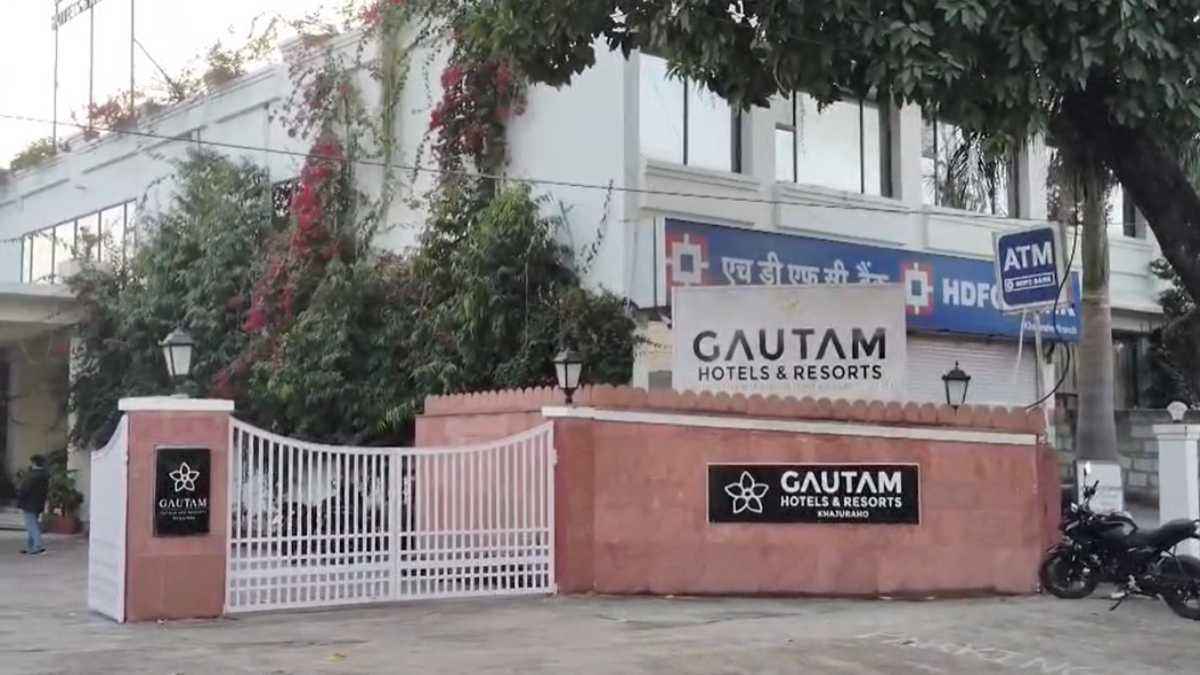 Khajuraho news : होटल में खाना खाने के बाद 9 लोगों की बिगड़ी तबियत, कई की हालत गंभीर, इलाज जारी 