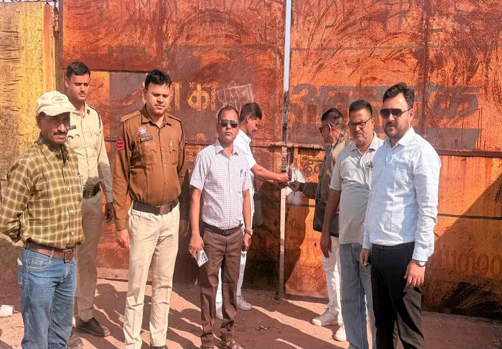 संपत्तिकर बकायादारों पर निगम का शिकंजा, 18 दुकानें की गईं सील