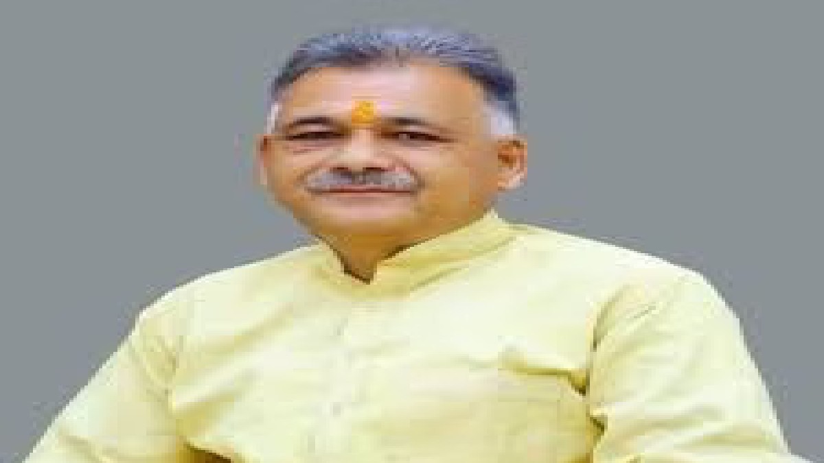 DAMOH NEWS : सड़क हादसे के चलते मंत्री इंदर सिंह परमार ने नि:शुल्क बांटे हेलमेट, कहा -  परिवारों की जिंदगी बच सकती है  ,,, 