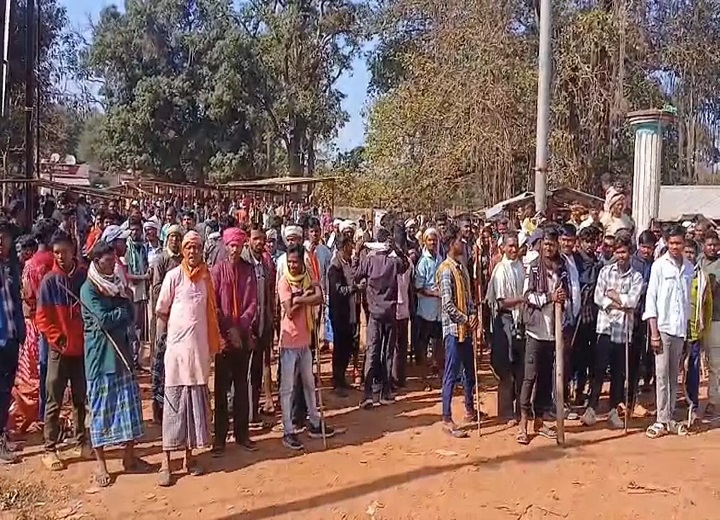 कांकेर में शव दफन विवाद पर हिंसक झड़प, भारी सुरक्षा में शव गांव से बाहर ले जाया गया