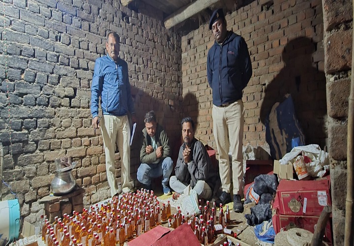 डोंगरगढ़ में अवैध शराब नेटवर्क का भंडाफोड़, नकली स्टीकर लगाकर हो रही थी बिक्री, तीन आरोपी गिरफ्तार