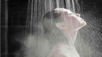 Hot water bathing benefits: सर्दी में गर्म पानी से नहाने से शरीर को पहुंचते है अनेक फायदे, तनाव से लेकर दर्द मिनटों में हो जाता है दूर  
