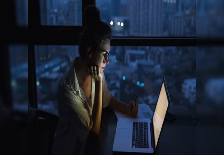 छत्तीसगढ़ में नाइट शिफ्ट पर महिला कर्मचारी को लेकर नया नियम लागू, अब गार्ड के साथ वाहन से घर तक छोड़ना अनिवार्य