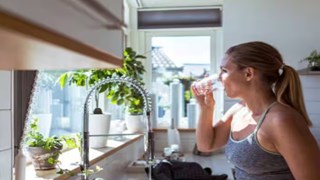 बिमारियों को दूर रखने के लिए रोज खाली पेट पिएं पानी, स्किन हो जाएगी चमकदार, दिमाग भी होगा तेज 