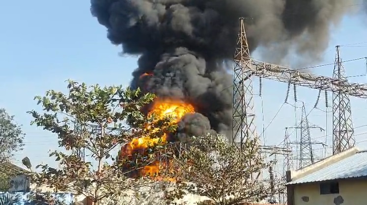 बिजली सब स्टेशन में भीषण आग:दमकल की गाड़ियां मौके पर, कई इलाकों की सप्लाई ठप....