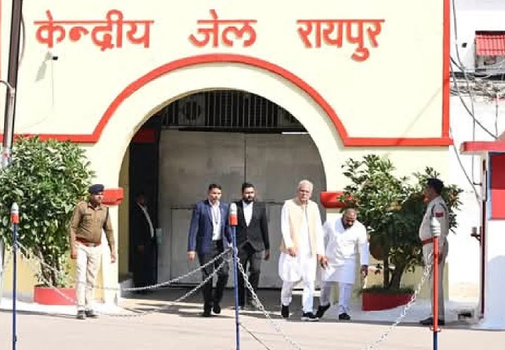 भूपेश बघेल ने रायपुर सेंट्रल जेल में कवासी लखमा से की मुलाकात, बोले- 'मैं बेटे को छुड़ा सकता तो जेल जाने ही क्यों देता'