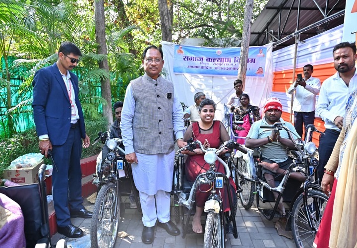 जनदर्शन में दिव्यांगजनों को मिली राहत: मुख्यमंत्री ने तुरंत किया समाधान, ट्राइसिकल, व्हीलचेयर और आर्थिक सहायता दिया...