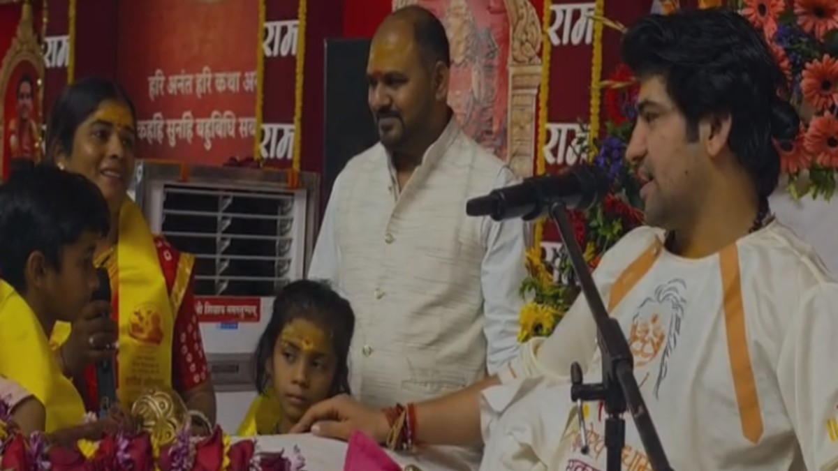 Gondia news:  मुस्लिम महिला ने बच्चों सहित किया धर्म परिवर्तन, बागेश्वर महाराज ने सभी का सनातन धर्म में किया स्वागत 