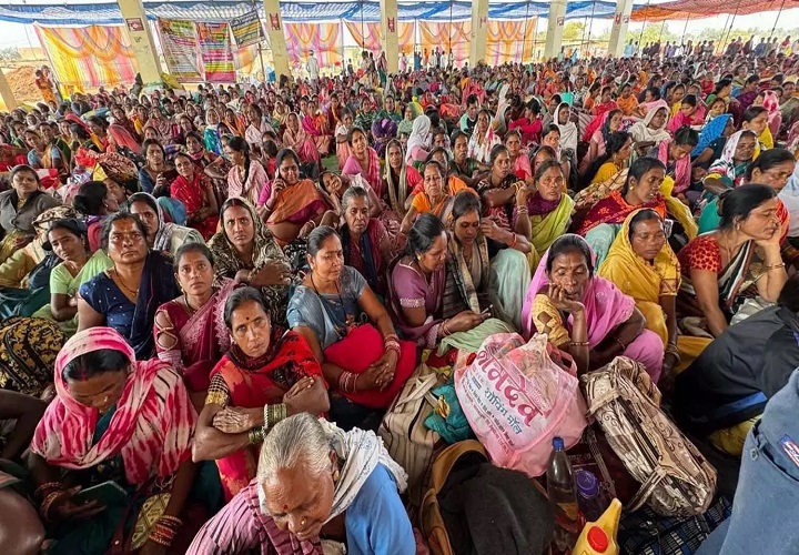 मध्यान्ह भोजन रसोइयों का धरना: 18 दिन से खुले आसमान के नीचे बैठे, राशन-पानी की किल्लत