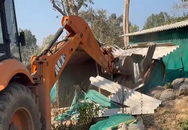 बीजापुर में बुलडोजर एक्शन: न्यू बस स्टैंड के पीछे 75 अवैध मकान ध्वस्त