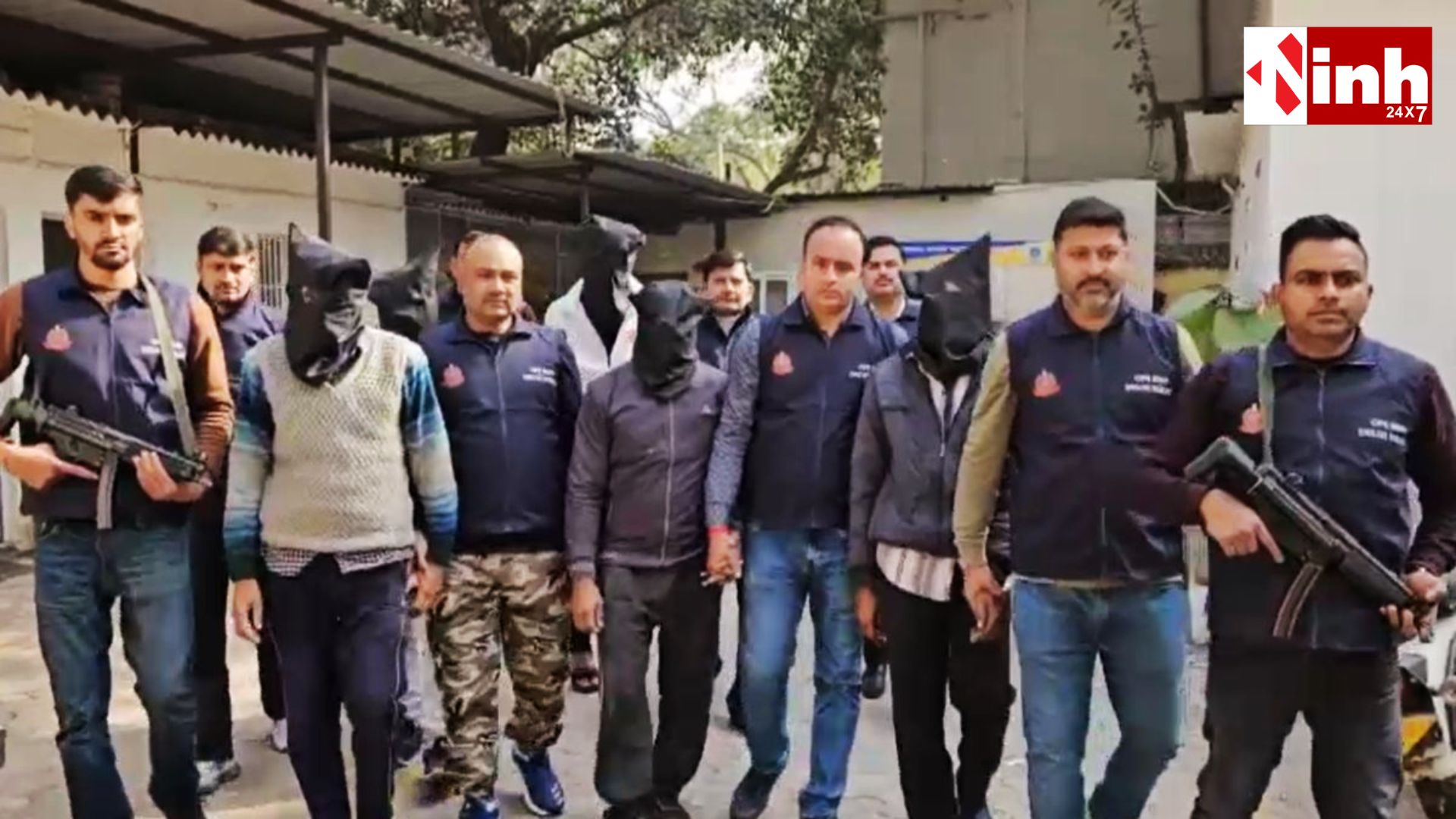 दिल्ली पुलिस की बड़ी कार्रवाई: अवैध हथियार बनाने वाले पांच आरोपी गिरफ्तार, देसी पिस्टल सहित भारी मात्रा में कारतूस बरामद...