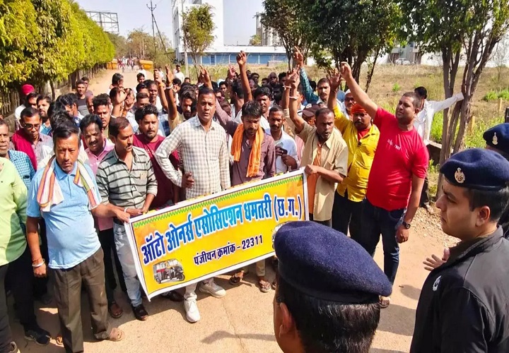 ई-चालान से परेशान ऑटो चालक: 50 हजार के ऑटो पर 1.5 लाख जुर्माने का आरोप, किया कलेक्ट्रेट घेराव