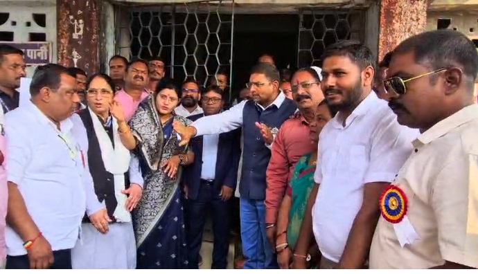 धान खरीदी अव्यवस्था के खिलाफ डोंगरगढ़ में किसानों का उग्र प्रदर्शन, तहसील कार्यालय के सामने धरना