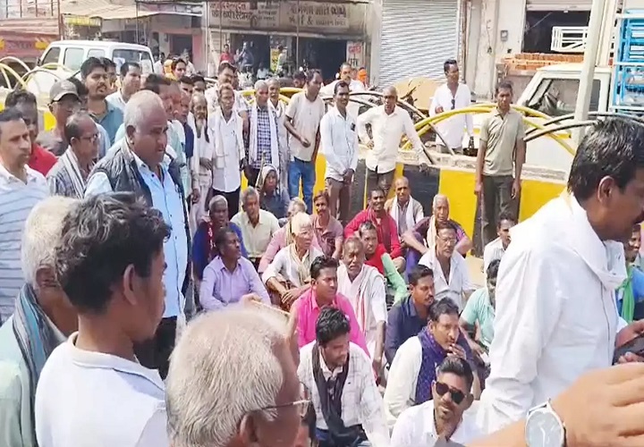 धान नहीं बिकने से किसानों का फूटा गुस्सा, ट्रैक्टर लेकर किसानों ने किया चक्काजाम