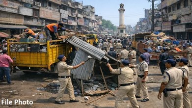 राजधानी में सड़क खाली कराने का अभियान: मौदहापारा–एमजी रोड पर 120 दुकानदारों पर कार्रवाई, 12 ट्रक सामान जब्त