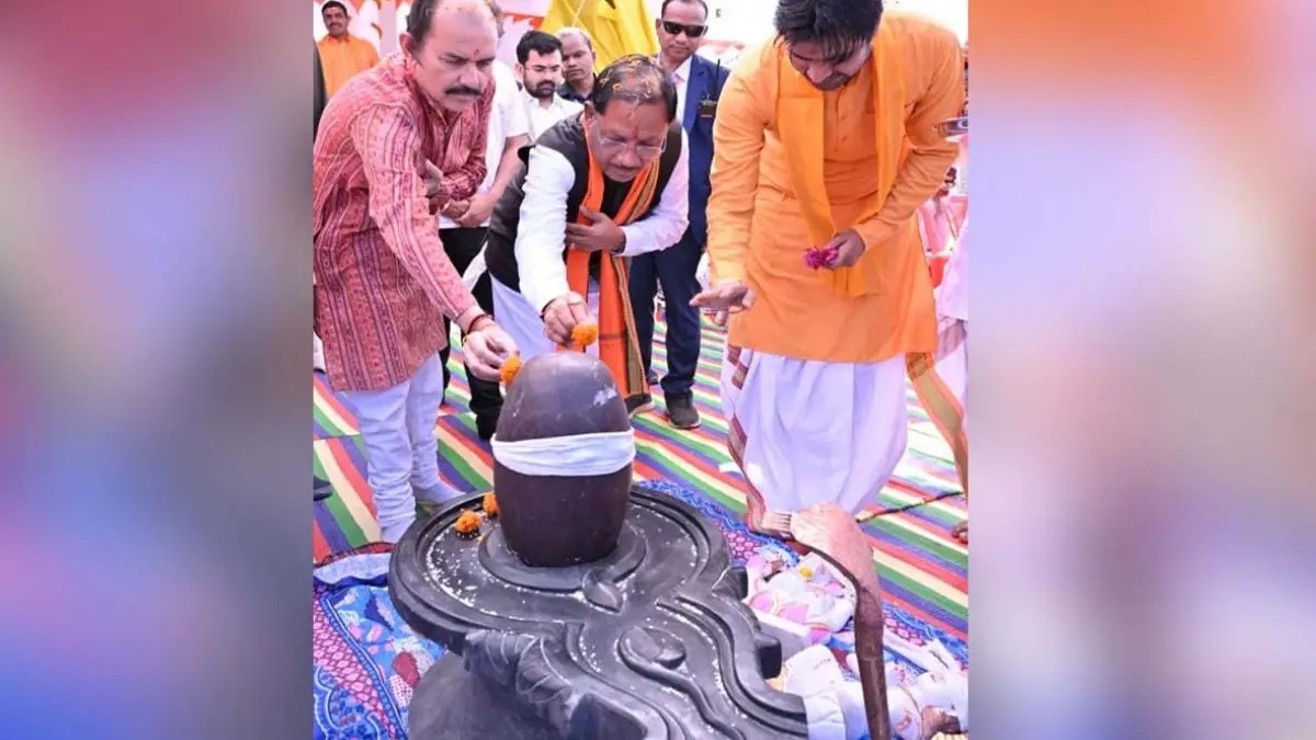जशपुर दौरे पर सीएम विष्णु देव साय, नीलकंठेश्वर महादेव मंदिर में किया दर्शन-पूजन
