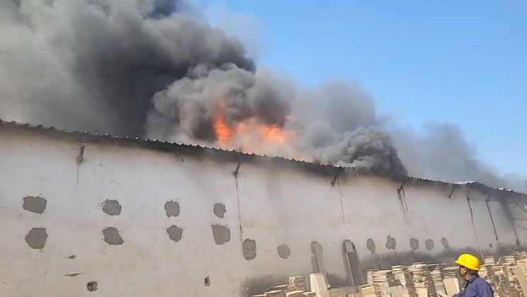 बिलासपुर बड़ी घटना: तिफरा औद्योगिक क्षेत्र की फैक्ट्री में लगी भीषण आग