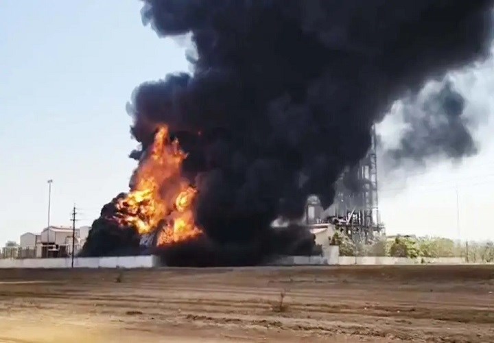 जया केमिकल फैक्ट्री में भीषण आग: दूर-दूर तक दिखा धुएं का गुबार, बुझाने का काम जारी