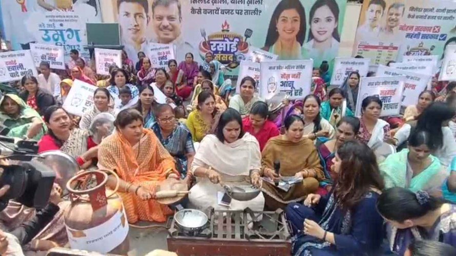 BHOPAL NEWS : बजट से पहले महिला कांग्रेस ने महंगाई के खिलाफ उठाई आवाज, थाली बजाकर सरकार के खिलाफ की नारेबाजी