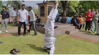 Breaking news : विधानसभा में बाबू जंडेल ने शीर्षासन कर किया विरोध प्रदर्शन, अनिश्चितकाल के लिए कार्यवाही स्थगित 