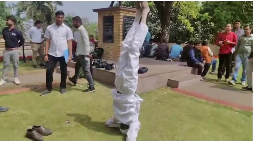 Breaking news : विधानसभा में बाबू जंडेल ने शीर्षासन कर किया विरोध प्रदर्शन, अनिश्चितकाल के लिए कार्यवाही स्थगित 