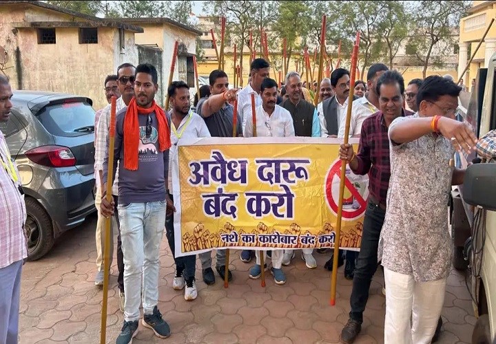 अवैध शराब और नशे के खिलाफ हल्लाबोल, नगर पंचायत की अगुवाई में निकली रैली