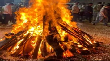 Holika Dahan 2026 : होलिका दहन की अग्नि में भूलकर भी न डाले ये चीजें, नहीं तो हो जाएगी दिक्कत, पाप के बन जाएंगे भागीदार 