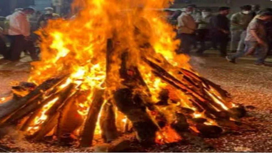 Holika Dahan 2026 : होलिका दहन की अग्नि में भूलकर भी न डाले ये चीजें, नहीं तो हो जाएगी दिक्कत, पाप के बन जाएंगे भागीदार 