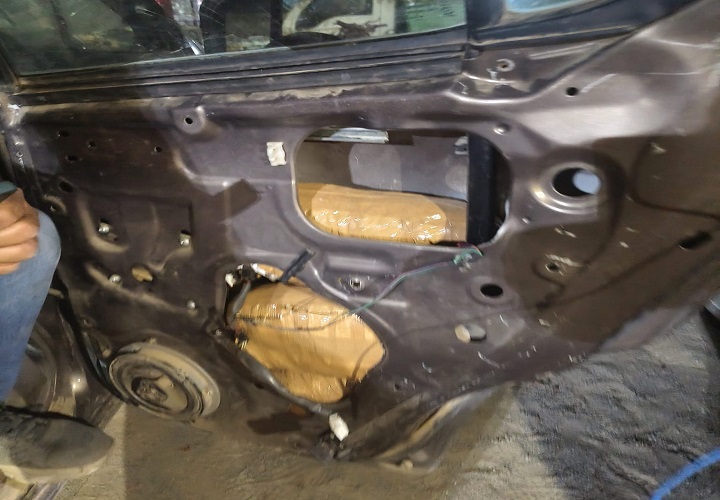 फिल्मी अंदाज में गांजा तस्करी: मॉडिफाइड कार के दरवाजों में छिपाकर ले जा रहे थे 17 लाख का माल