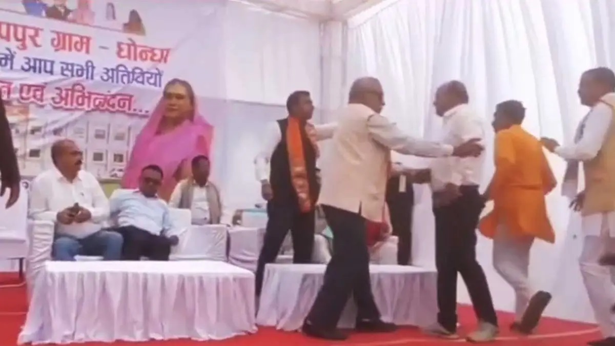 मंत्री की मौजूदगी में भिड़े भाजपाई: मंच पर जगह को लेकर हाथापाई
