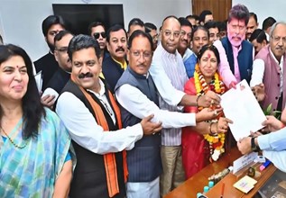 छत्तीसगढ़ से दो महिलाएं राज्यसभा की दौड़ में: भाजपा से लक्ष्मी वर्मा, कांग्रेस से फूलोदेवी नेताम ने भरा नामांकन