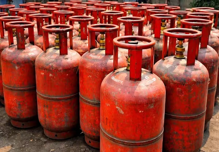 मिडिल ईस्ट तनाव का असर:घरेलू LPG सिलेंडर 60 रुपये महंगा, कमर्शियल गैस के दाम 115 रुपये बढ़े