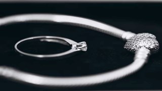 Silver Benefits:  चांदी ग्रह को बनाए मजबूत और बीमारियों को रखे दूर, आज ही करें धारण, परेशानी होगी दूर 