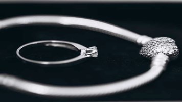 Silver Benefits:  चांदी ग्रह को बनाए मजबूत और बीमारियों को रखे दूर, आज ही करें धारण, परेशानी होगी दूर 