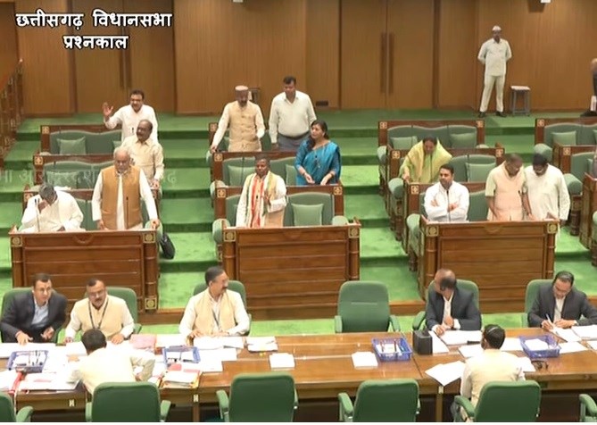 छत्तीसगढ़ विधानसभा में अफीम की खेती पर हंगामा, चर्चा की मांग को लेकर विपक्ष का प्रदर्शन