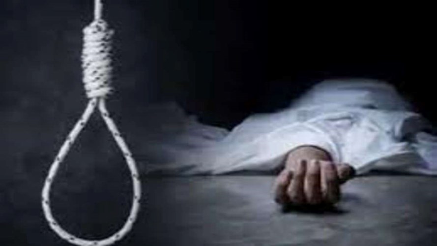 MP NEWS : छतरपुर में 21 साल के युवक ने फांसी लगाकर दी जान, बालाघाट में बुजुर्ग महिला ने की खुदकुशी, LIVE वीडियो आया सामने 