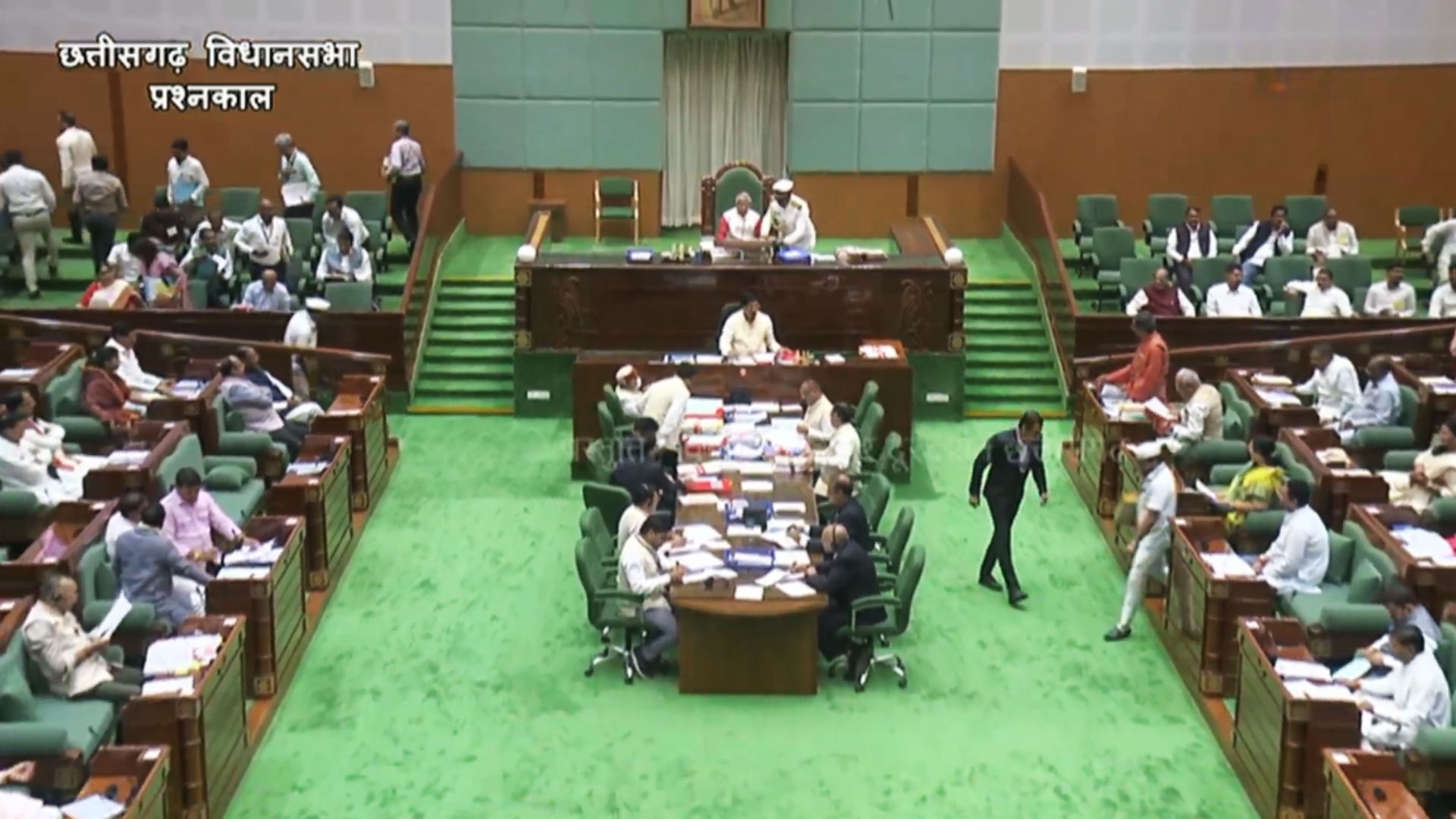 छत्तीसगढ़ विधानसभा: डोंगरगढ़ सहकारी बैंक भवन पर हंगामा, मंत्री के जवाब से नाराज़ विपक्ष का वॉकआउट...