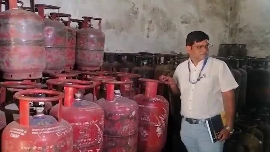 LPG को लेकर प्रशासन अलर्ट: होटलों में घरेलू गैस के इस्तेमाल पर छापेमारी