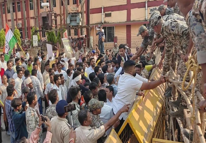 अफीम की खेती और गैस संकट को लेकर बस्तर में कांग्रेस का प्रदर्शन, कोर्ट तिराहा पर पुलिस ने रोका